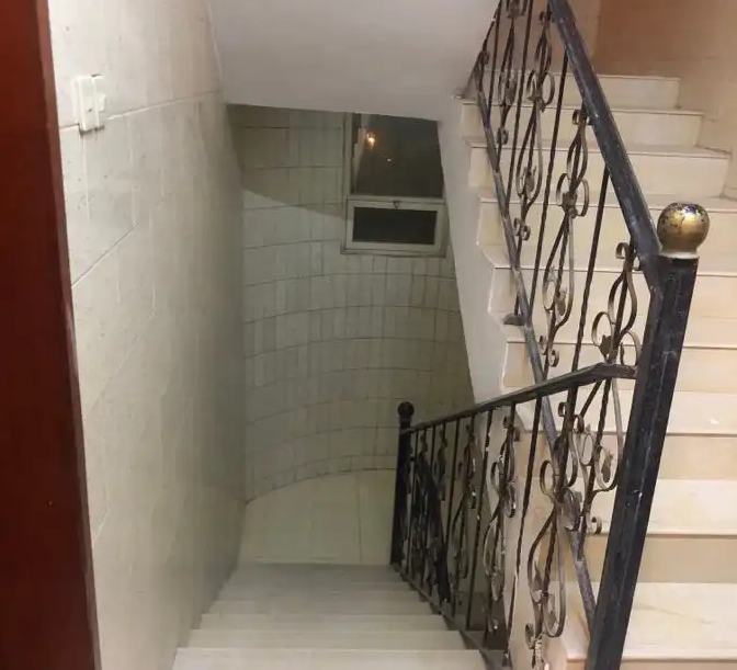 شقة للايجار حي المنار
يوجد لدي شقة ايجار الدور الاول  {حي المنار } 📍
مكونه من : 
- مدخلين
- ثلاث غرف + دورة مياه
- صالتين 
- مجلس رجال + دورة مياه 
- مستودع 
المزايا ⬇️
- بجانب مسجد جامع 
- بجانب حدي...