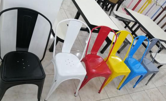 كراسي حديد بألوانها