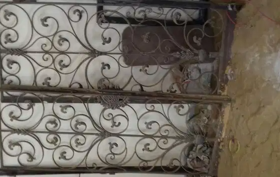 باب حديد 
ضلفتين مقاس 170 بالحلق طول 210 حديد مصمت تقيل