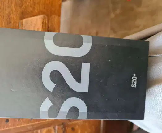 Samsung S20+ بالفاتورة والعلبة وداخل الضمان 
بشاشة تردد ١٢٠ هرتز ديناميك امولد 2x وبكاميرات ممتازة وعليه اسكرينة زجاج وبالجراب الاصلي ومعاه جراب اضافي