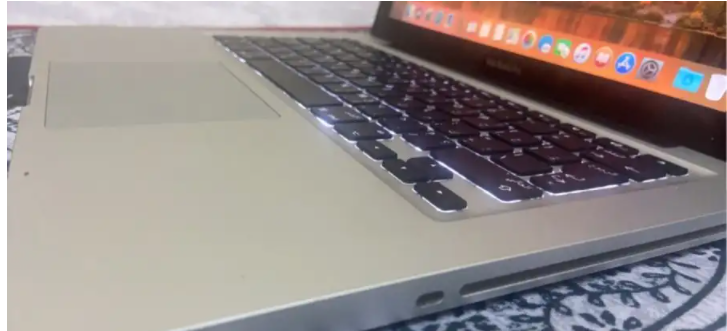 MacBook Pro
2011ماك بوك برو 
 4 جيجا core i 5 
Hard 320gb
نظيف جدا مافيه خدش لا يعيبه اي شيئ ومعاه الشاحن 
دورة البطاريه 195 الشاشه نظيف جدا