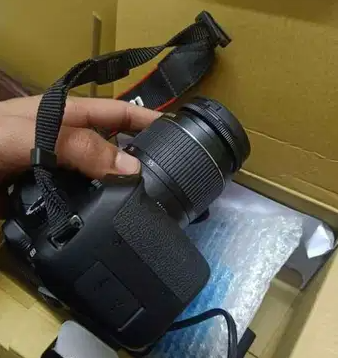كانون4000d
شاتر 1000
عدسه18/55
معاها كل حاجتها
الشاحن والبطاريه والضمان والكرتونه بتاعتها