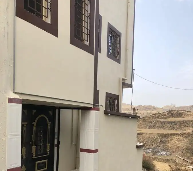 شقق ابها طريق السوده
شقتين متجاوره بينهما باب يفصل بينهم كل شقه بمدخل مستقل الشقه الواحده عباره عن غرفتين نوم وصاله جلوس ومطبخ ودوره مياه لهما حوش مشترك 
الشقق جديده ونظيفه اثاث كامل للايجار الصيفي