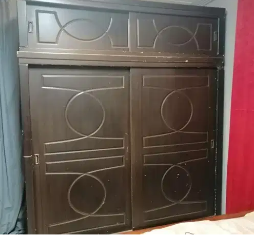 Wooden sliding wardrobe
Good condition sliding wardrobe for free take away from salmiya.