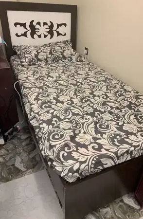 Single bed
Used 1 year and good piece