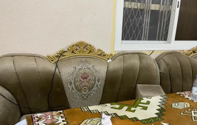 للبيع كنب مع التكايات حجمه 3*5*4