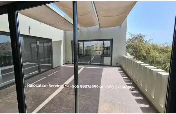 Beautiful floor with balconies.
California style floor with huge windows overlooking a private terrace.
2 living rooms and dining area.
1 master bedroom with separate closest area.
2 additional bedroo...