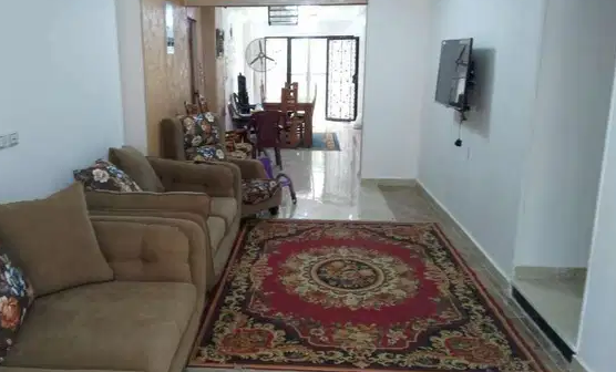 شقه دور ارضى بمدخلين وحديقتين