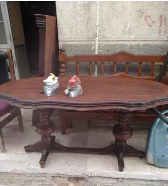 ترابيزه بدون كراسي
طولها متر و50 وعرضها 75 سم من الخشب