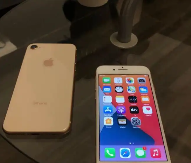 جوال iPhone 64gاللون ذهبي الجوال شبه جديد نسبة البطارية 79
