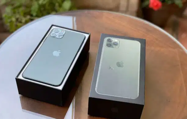 Iphone 11 pro max 512
Very good condition
No scratches
Like new
All original accessories
Cover
حاله ممتازه
بدون اي خربوش
استعمال خفيف جدا
كل محتوياته الاصليه
ومعاه جراب