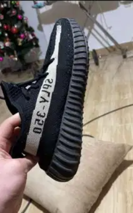 Yeezy oreo with box size 9 like new