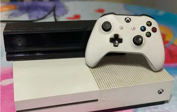 Xbox One S
Storage : 1 tera
معاه 6 لعب :(Red dead redemption 2 , Overwatch , Roblox , Injustice 2 , Cuphead , Fortnite )
ملحوظة : Overwatch,Fortnite,roblox تحتاج الى الاشتراك في خدمة الاكسبوكس
معاه 1...
