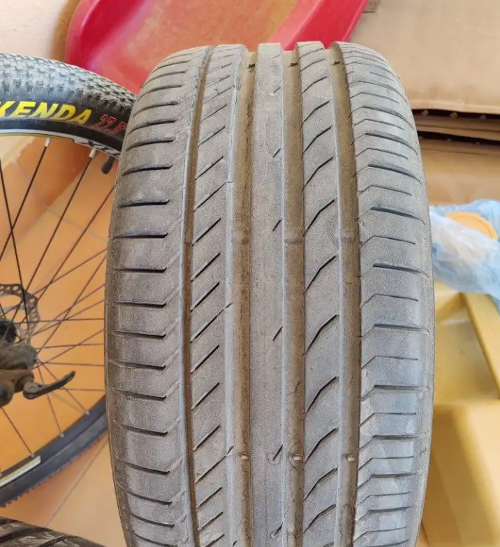 كفرات كونتيننتال نظيفة 235 40R18
كفرات كونتيننتال عدد 2 فقط، نظيفة ماشي عليها اقل من 10 الاف كيلو، تاريخها 2015 اسبوع 10، تراكشن دبل اي AA. 
عرض 235
ارتفاع 40
جنط 18