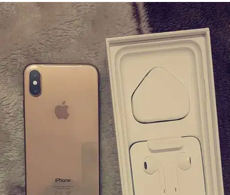 Iphone xs (64)GB
condition 9/10
battery 88%
box and charger only