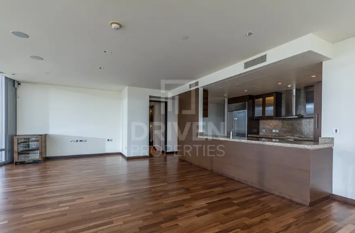 W/ Maid's Room | Most Luxuries Facilities

Brought to you by Driven Properties, this 3 Bedroom Apartment is located in Burj Khalifa, Downtown Dubai. 

Unit Details:
 ● Vacant
 ● Low to mid floor...