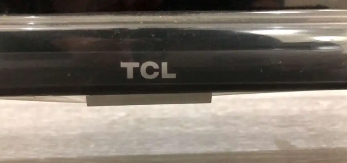 شاشة TCL 55 بوصه نظيفة وشغاله على الشرط