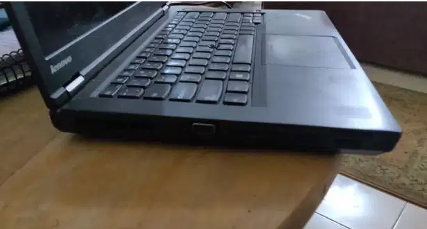 Laptop lenovo thinkpad t440p
Quad core i5 4th gen
4gb ddr3 ram
Integrated intel gpu
Batterie not working
And it needs a new charger