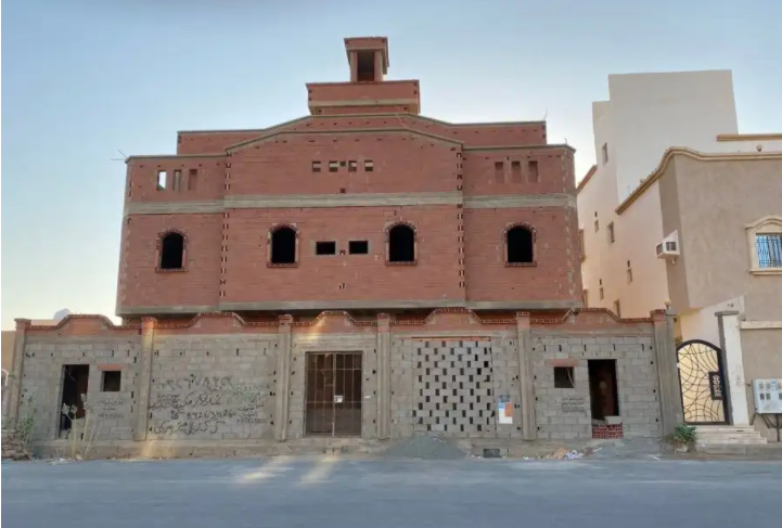 عماره عظم للبيع
العماره مكونه من دورين وملحقين 
الدور الاول شقتين من ثلاث غرف وصاله ومطبخ ودورتين مياه
الدور الثاني شقتين من اربع غرف وصاله ومطبخ ودورتين مياه
الملحقين كل ملحق غرفتين وصاله ومطبخ ودورة...
