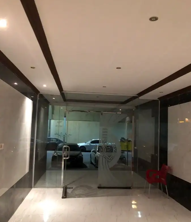 شقه للايجار
 حي الفلاح قريبه من طريق الامير محمد بن سلمان وطريق عثمان بن عفان 
يوجد جنب العماره محطه وخدمات اخرى 
دورة مياة وغرفه