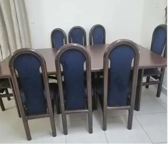 طاوله الطعام مع ٨ كراسي بحاله ممتاذه
Dining table in very good condition for 8 person