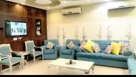 كنب للبيع نظيف
كنب 
2 رباعي كبير 
2 فردي 
1 ثنائي
بوف 
2 كرسي فردي + طاولة