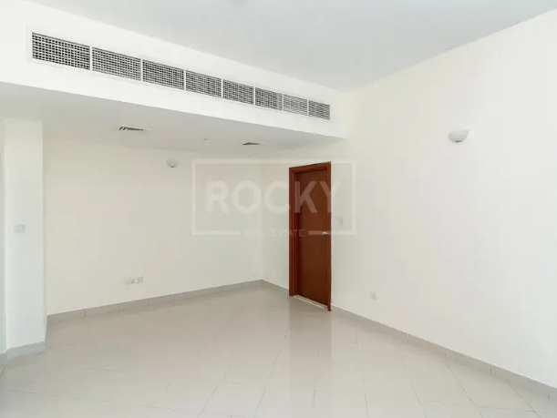 Exclusive | Road and Full Canal View | Sports City

Rocky Real Estate is offering this Exclusive well-maintained 1 bedroom apartment in Sports City

* Built-Up Size: 920 square feet
* Open Kitchen
* P...