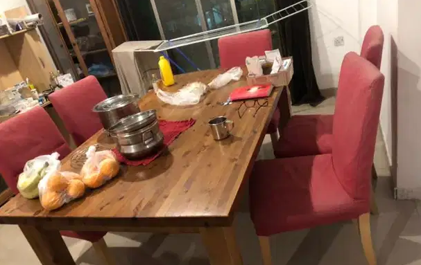 Wooden dining table with 6 chairs

Very good condition
Length 180 cm width 90 cm
67681681