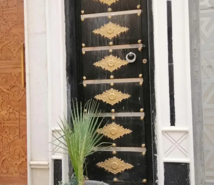 2 أبواب حديد
مقاساتها :
 الكبير عرض 110 *230
الصغير عرض 84*230