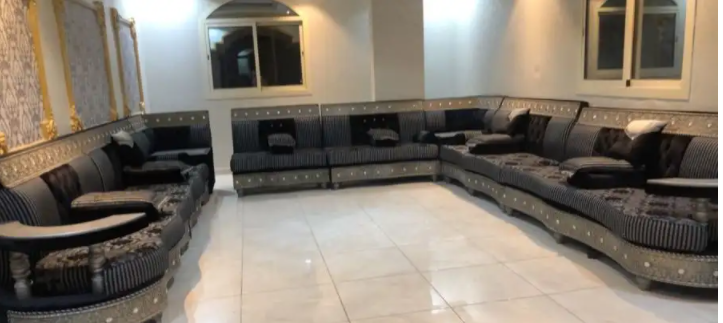 كنب مجلس 4 6
كنب مجلس مغربي بحالة ممتازة عدد 8 قطع وركنيتين زجاج يتسع ل20 نفر او اكثر بخدادايات