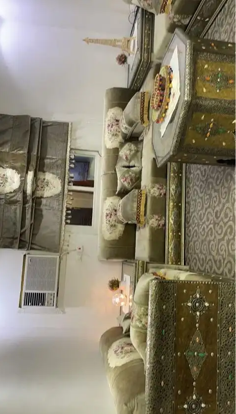 كنب مغربي جديد للبيع .
كنب مغربي راقي استخدام قليل 
ثلاث جلسات كنب + طاولة + طاولتين زاوية + ستارة
في مدينة الطائف .