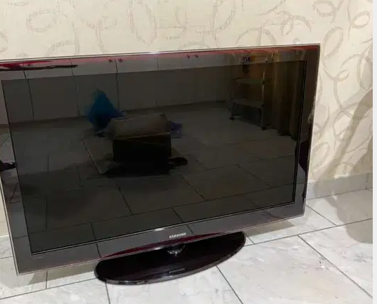 Samsung Tv 46’’ move able screen