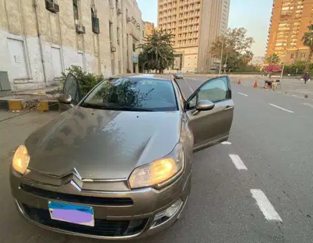 ستروين C5 موديل ٢٠١٣ فابريكة
موتور 1600 تربو كل الكماليات مرايات ضم - حساس ركنة - زجاج كهربائي رفع اوتوماتيك - كشافات جانبية متحركة عند الدوران
فابريكة بالكامل بدهان المصنع
4 فرد كاوتش Hancock زيرووو...