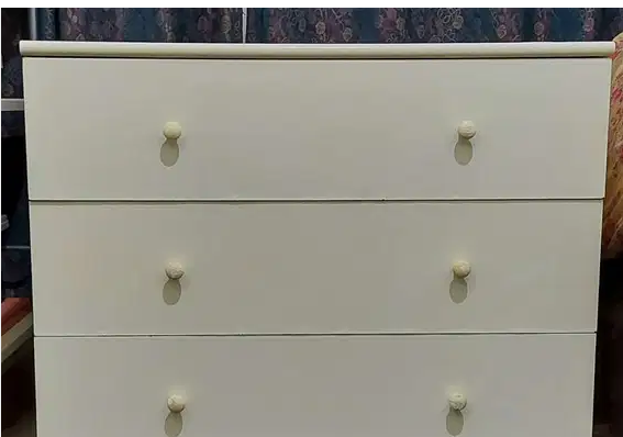 Chest of Drawers
White chest of drawers
3 drawers