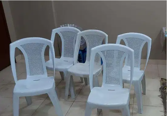 5 كراسى بلاستك قوى