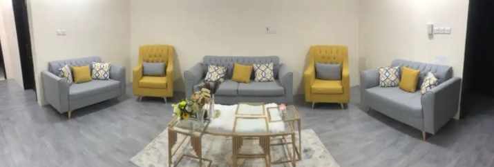 كنب مع طاولات خدمة