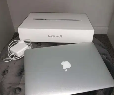 أروع عرض للبيع ماك بوك اير بالكرتون MacBook Air /128 GB SSD/RAM 8 GB