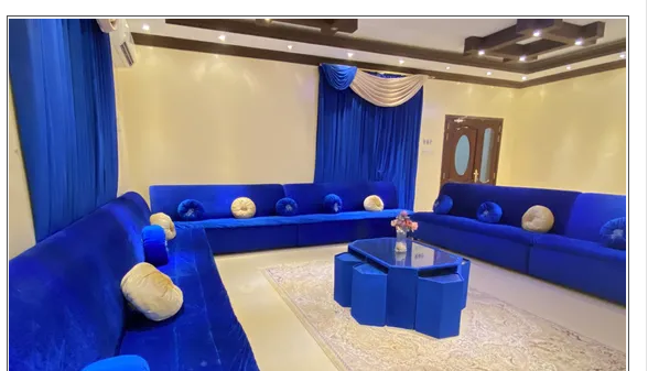 جلسه كبيره تسع اربع و عشرين شخص وستارتين وطاوله كبيره للخدمه مع ست طاولة جانبيه  للبيع