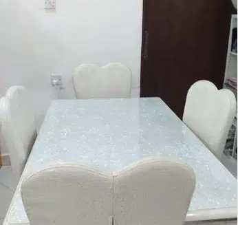سفرة بحالة جيدة مع اربع كراسى