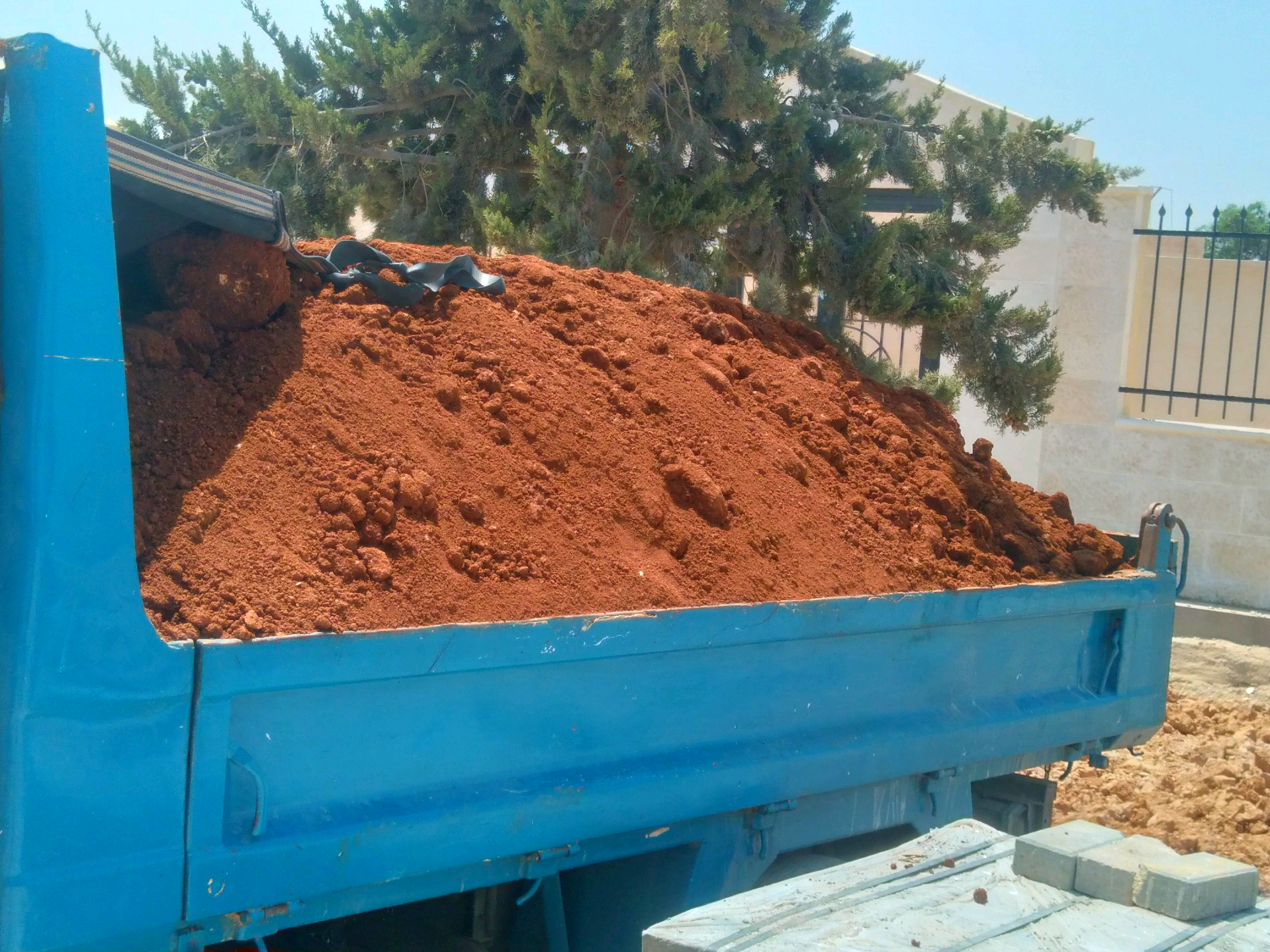 تراب+احمر+زراعي+للبيع+3+متر+25+دينارتوصيل+داخل+مناطق+عمان+0788441130